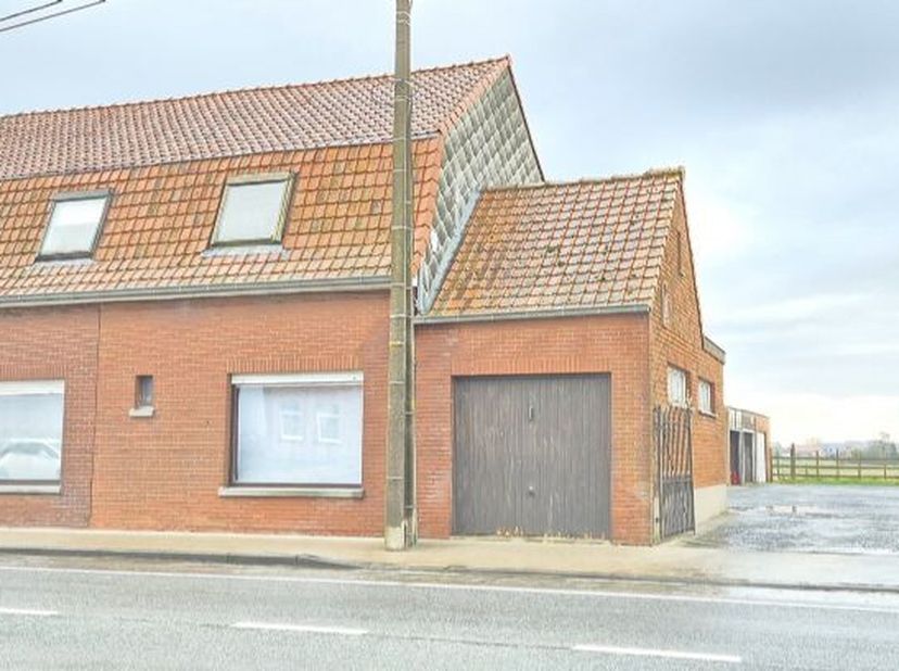 Centraal gelegen halfopen bebouwing te Langemark-Poelkapelle, omvattende o.a. op het GELIJKVLOERS: Inkomhal Ruime lichtrijke leefruimte met eet- en zi